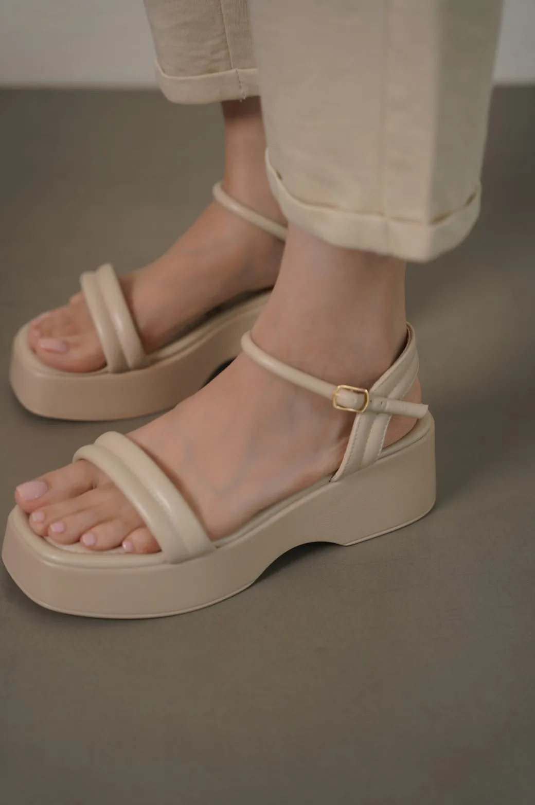 LIGHTWEIGHT WIDE MAMA SANDALS