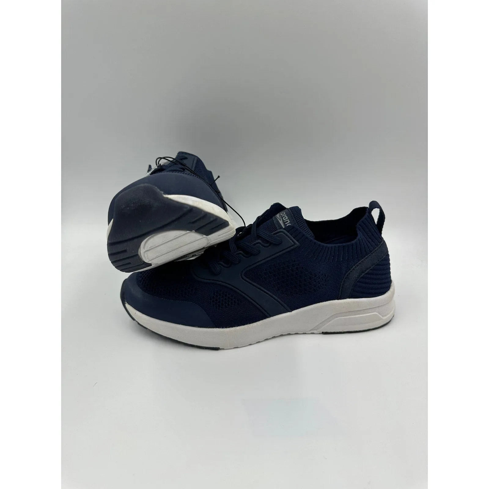 Men's Size 9, Navy and White Low Top Knit Sneakers for a Night out