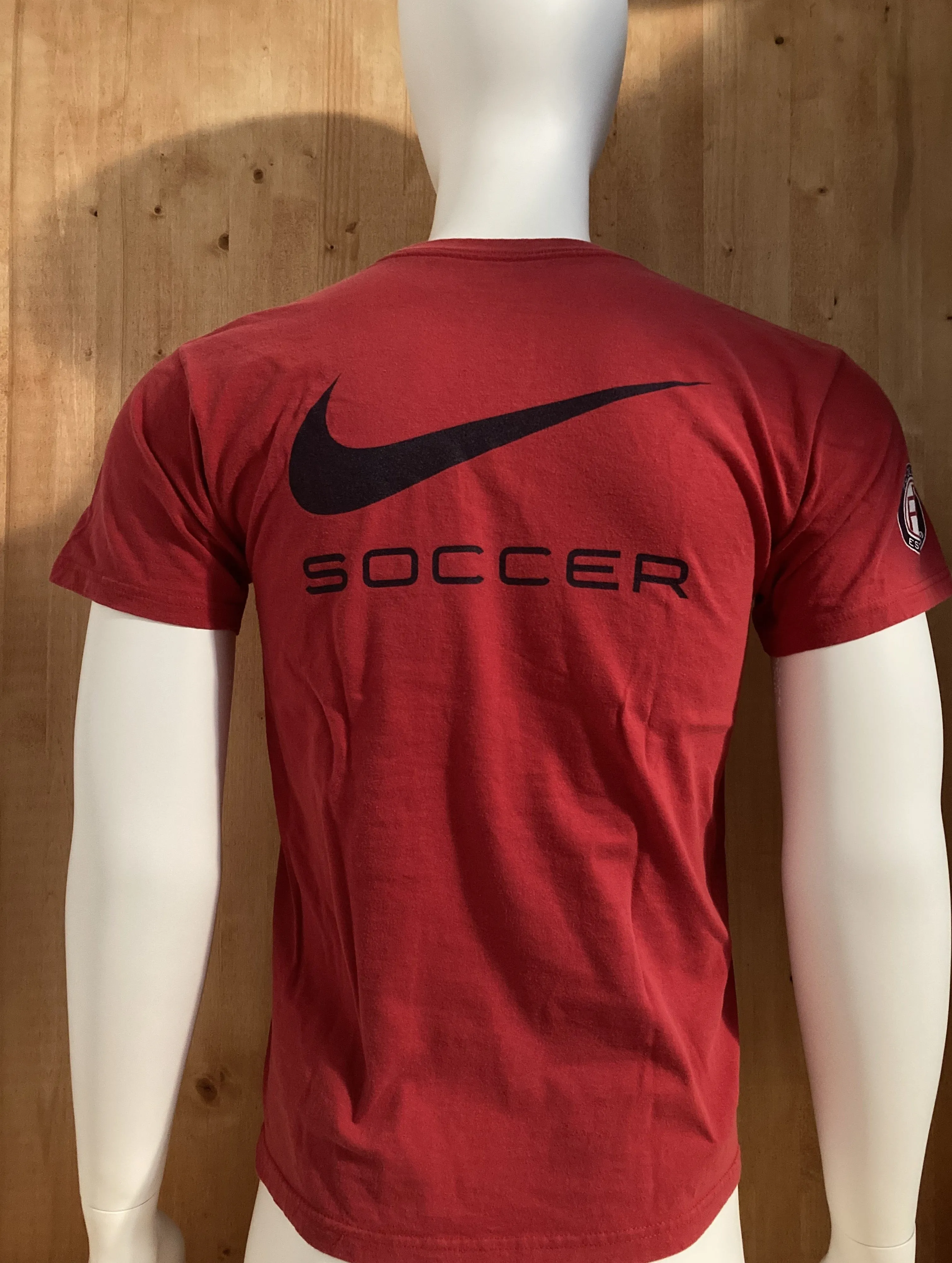 NIKE "FC DELCO PLAYER CUP 2010" SOCCER Graphic Print Adult XS Xtra Extra Small Red T-Shirt Tee Shirt